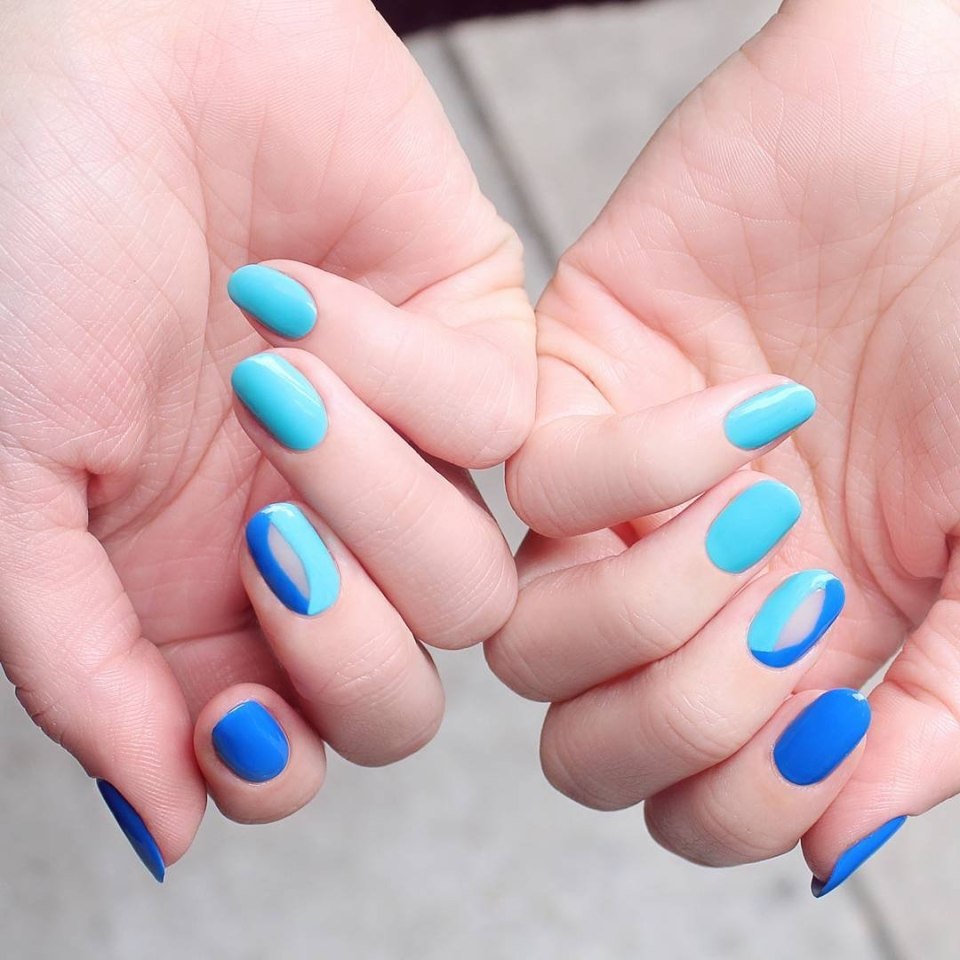 Маникюр голубой с белым