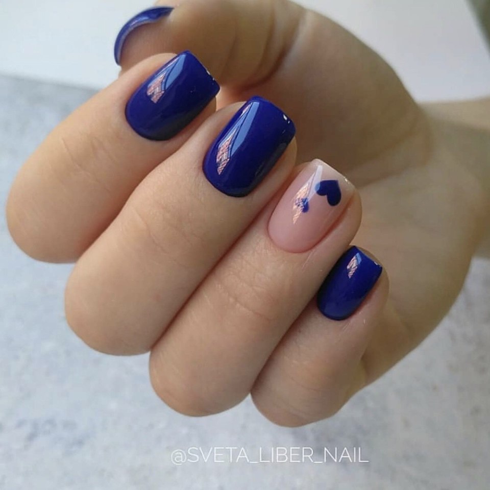 Маникюр голубой с чены