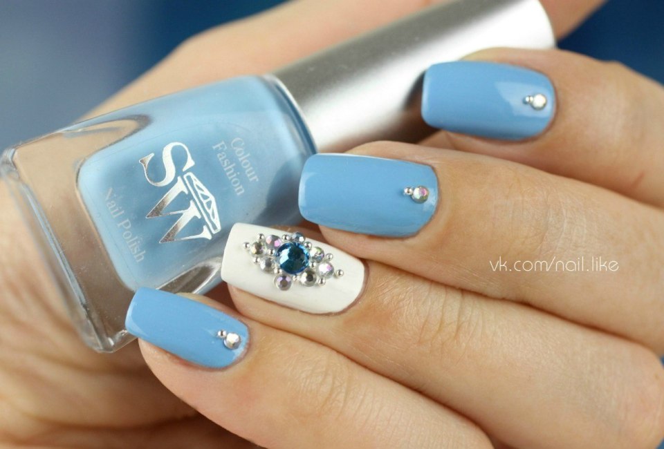 Маникюр синий с сердечком