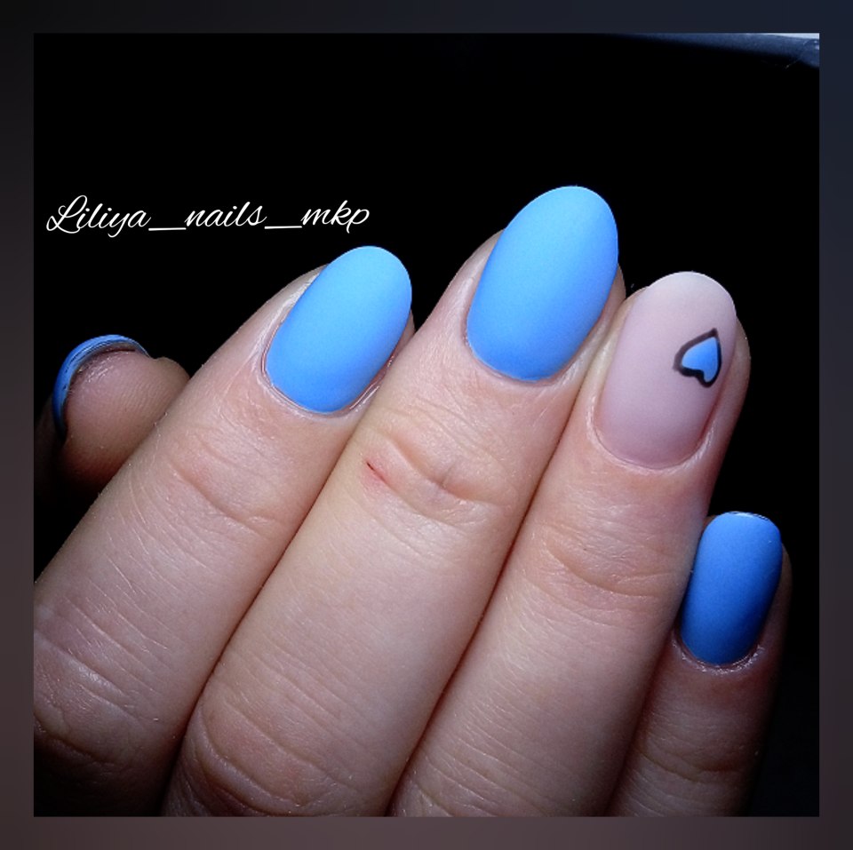 Маникюр к голубому костюму