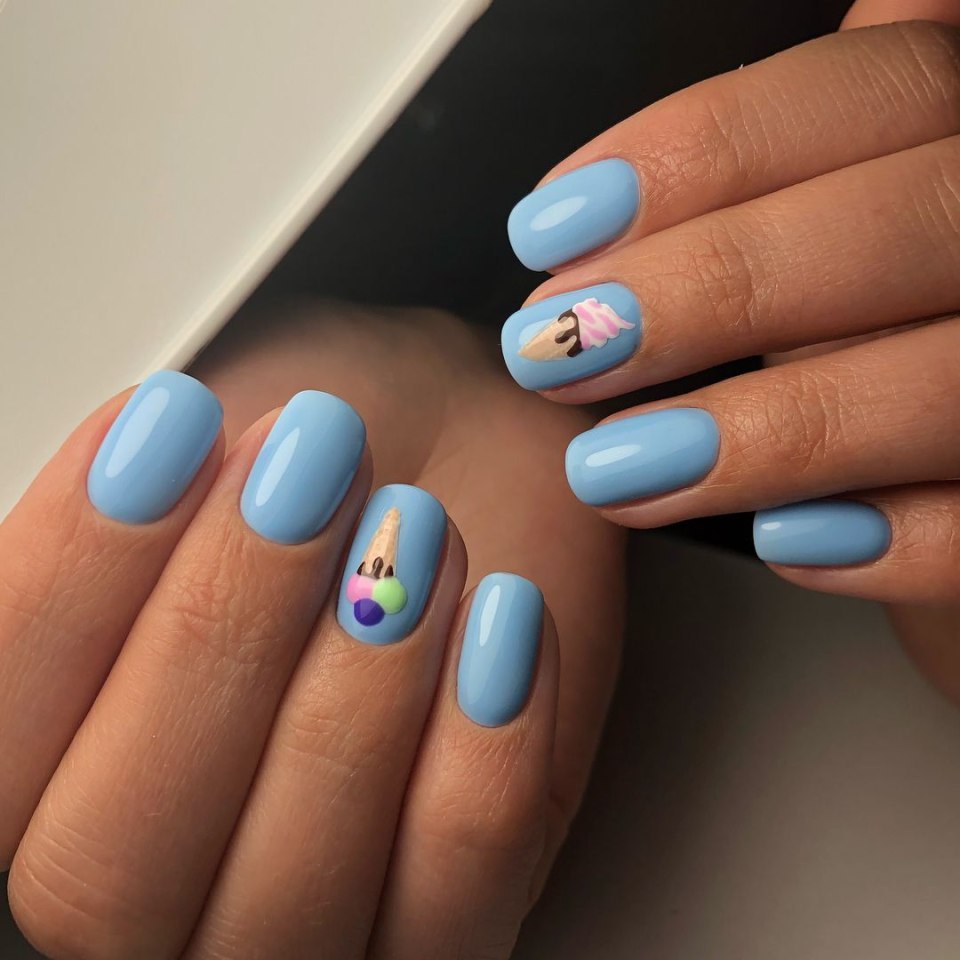 Голубые ногти