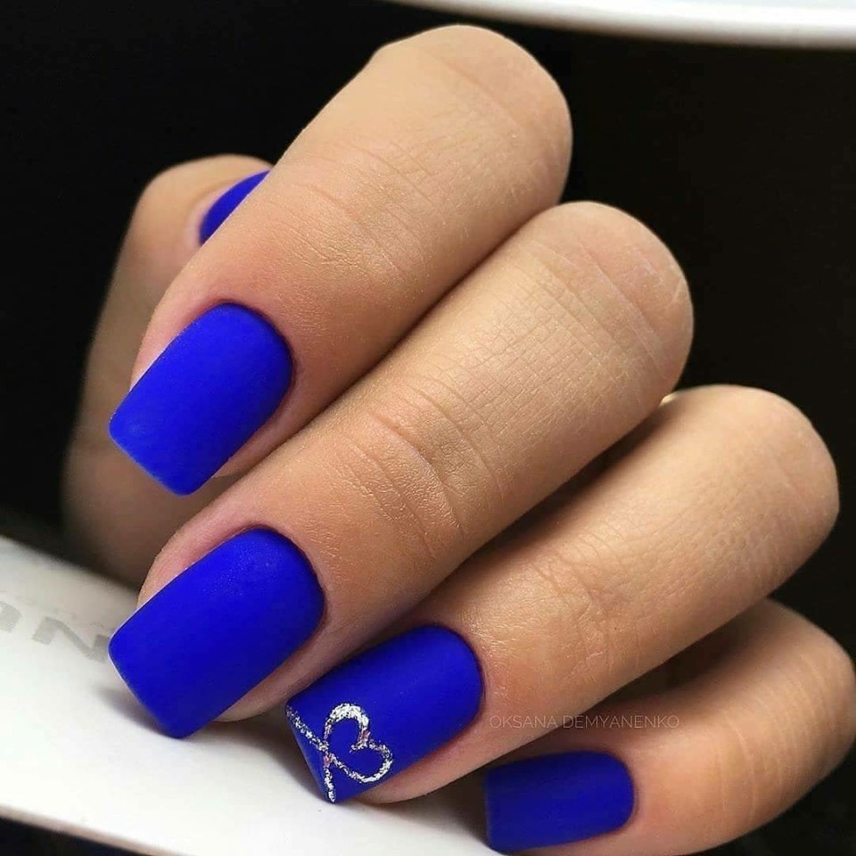 Маникюр в голубом цвете 2021 с сердечком