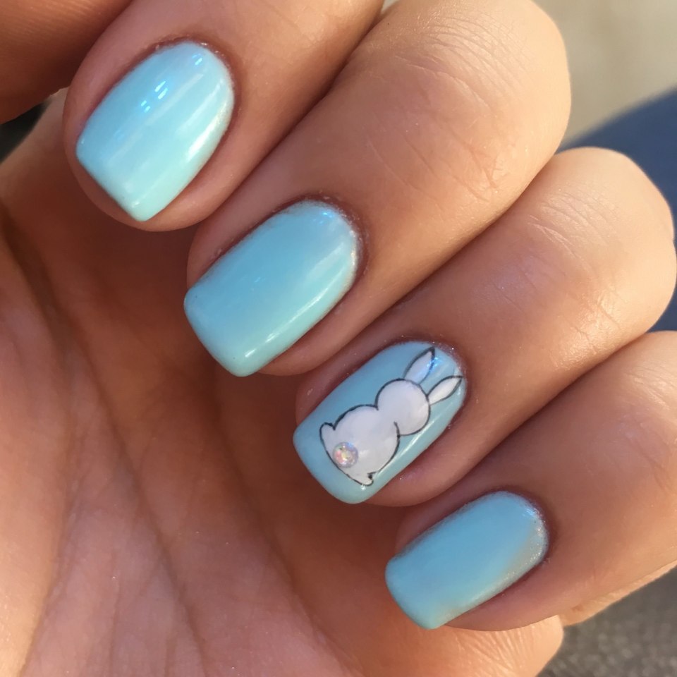 Голубой маникюр со стразами