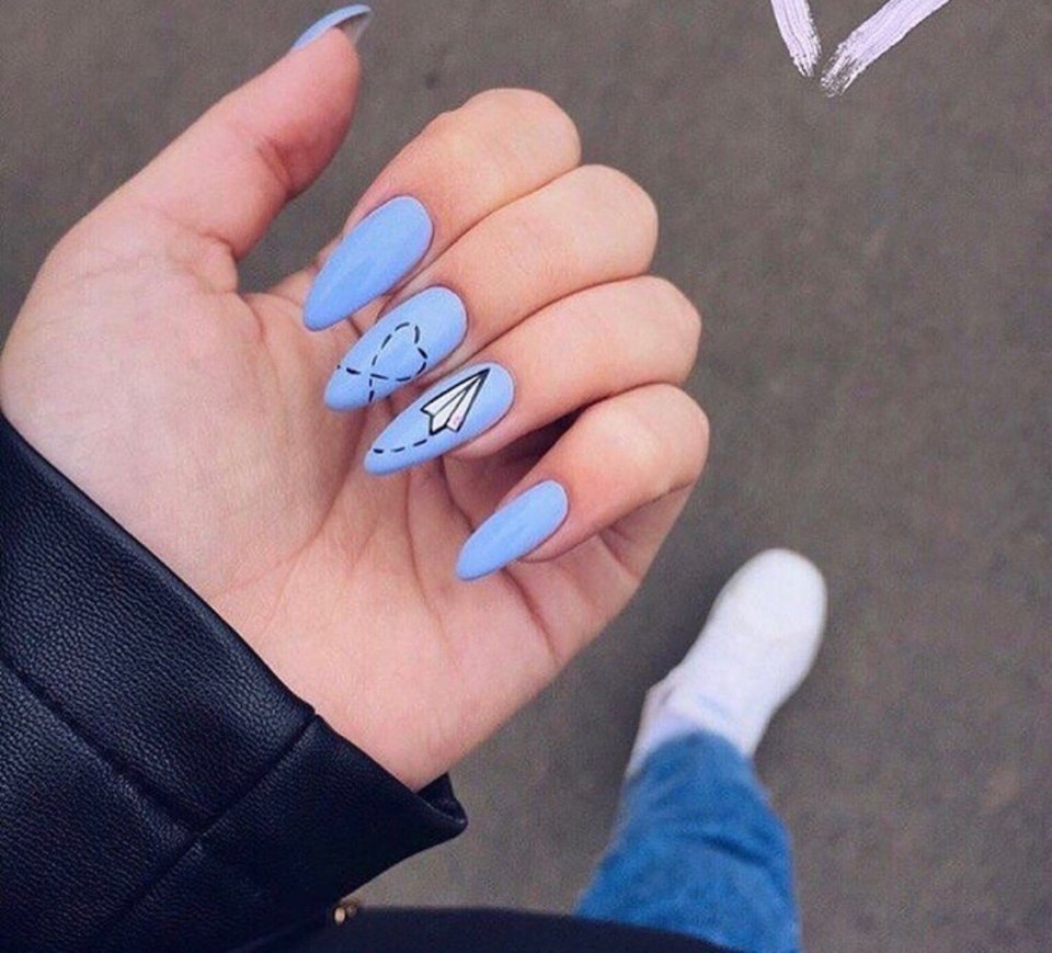 Голубые ногти с сердечком