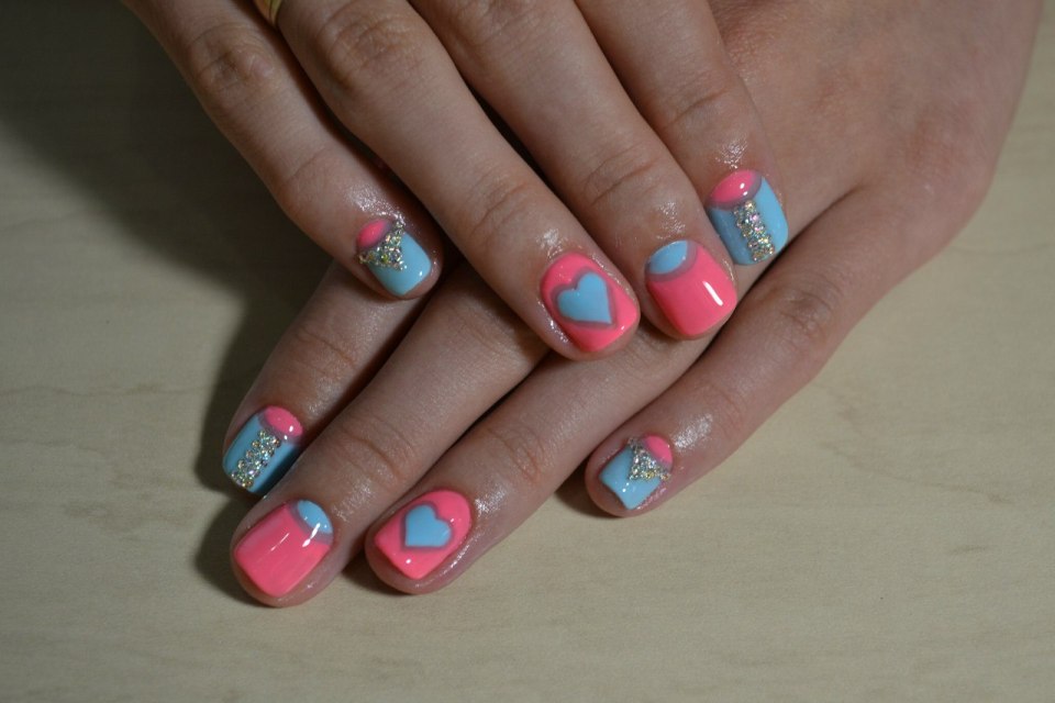 Голубой маникюр