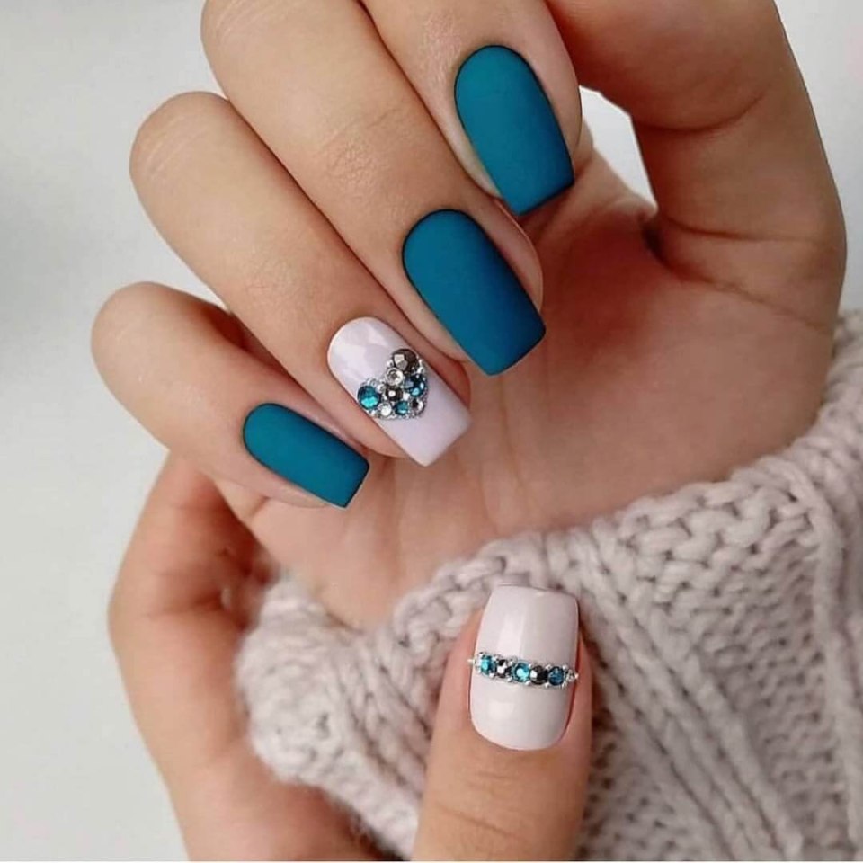 Маникюр на короткие ногти голубого цвета