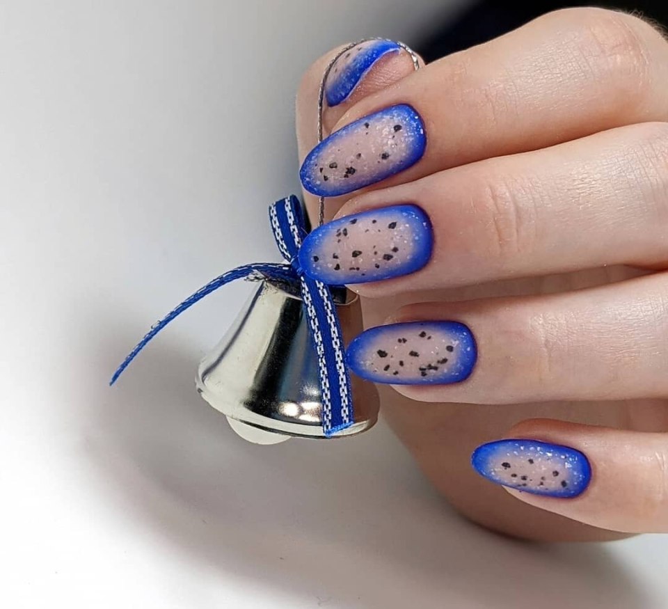 Ногти синие с белым