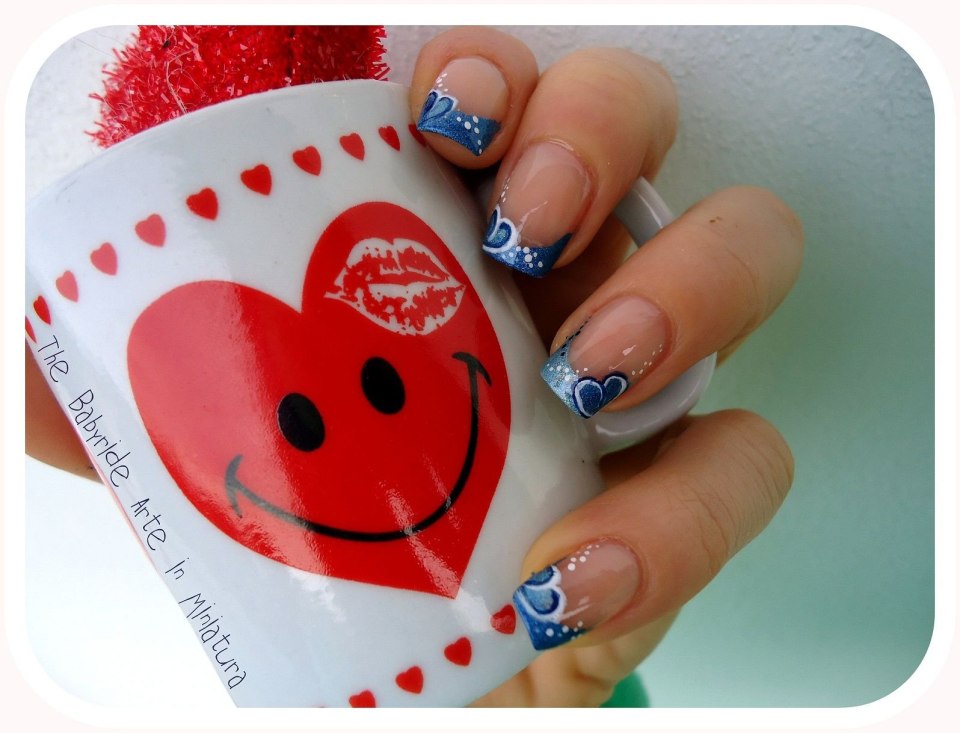 Голубой маникюр с лунками