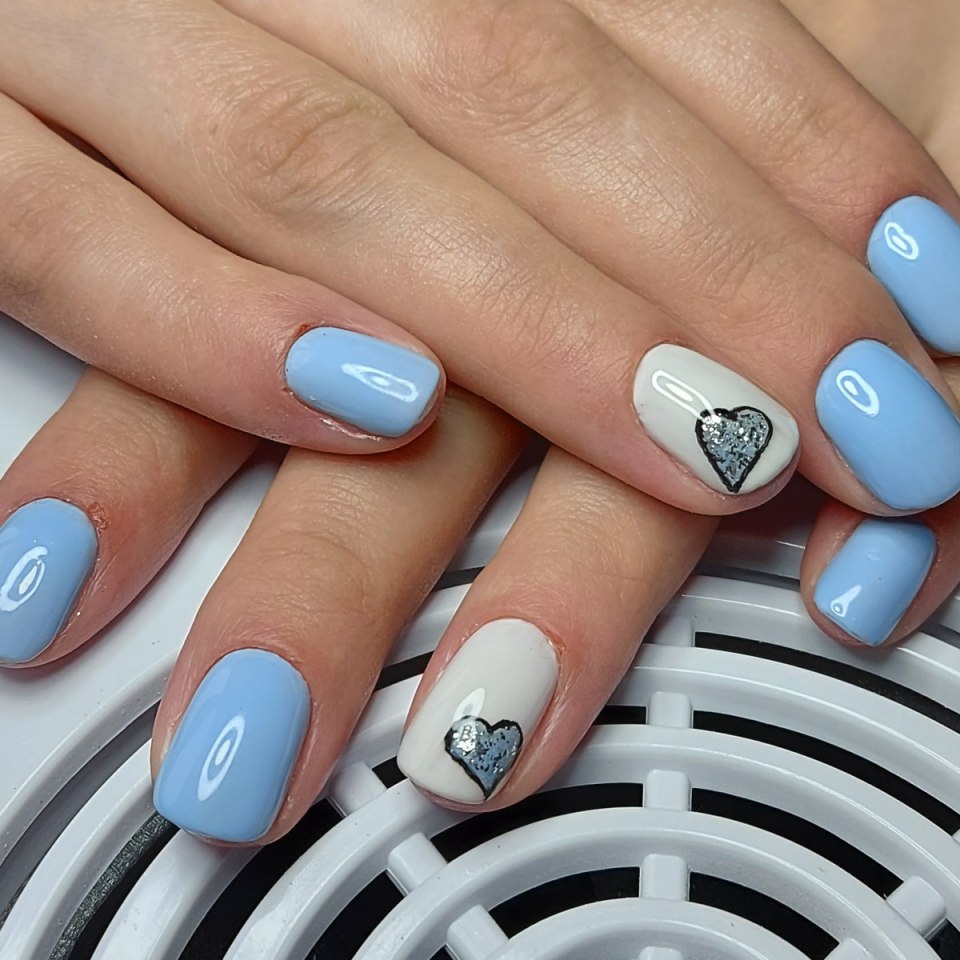 Нежно голубой маникюр на короткие