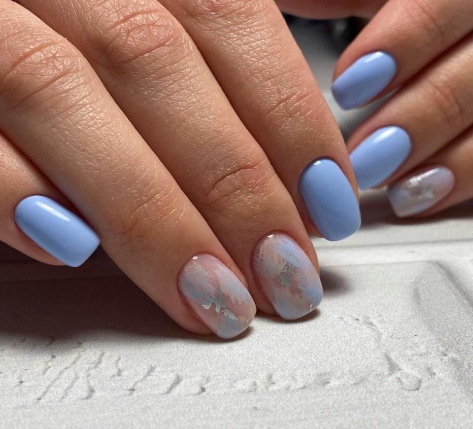 Маникюр 2021 голубого цвета