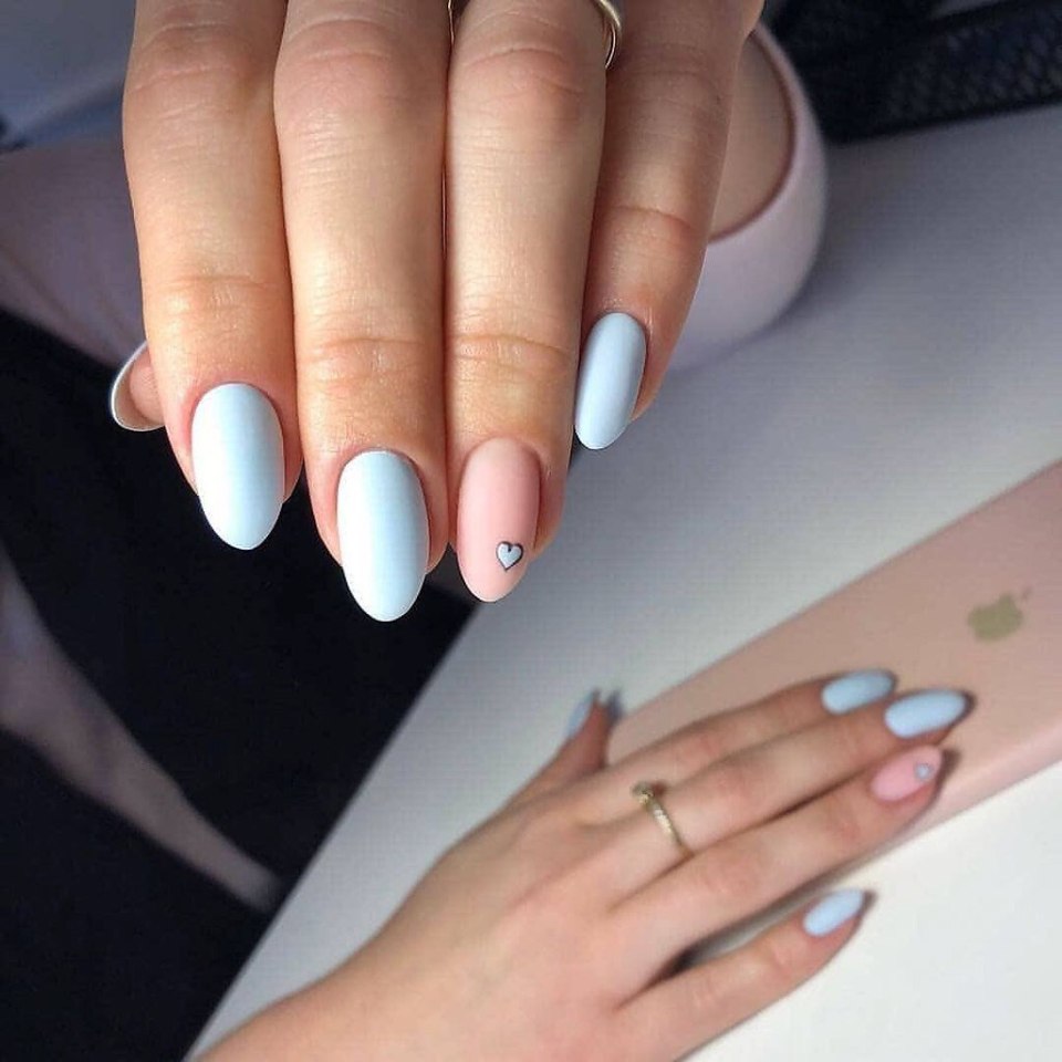 Нежно голубой маникюр с сердечком