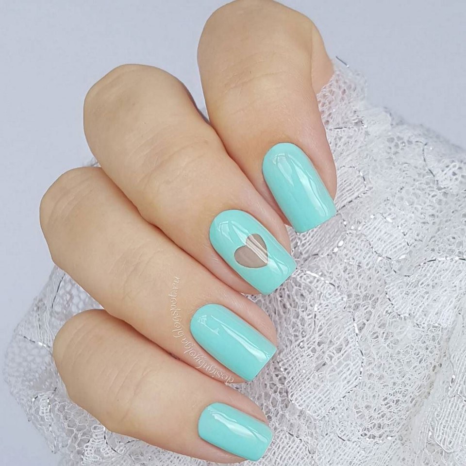 Маникюр на короткие ногти голубой и белый