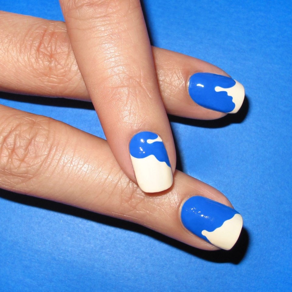 Ногти с синей веточкой