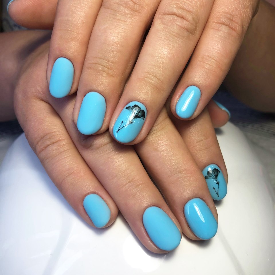 Синий маникюр на короткие ногти