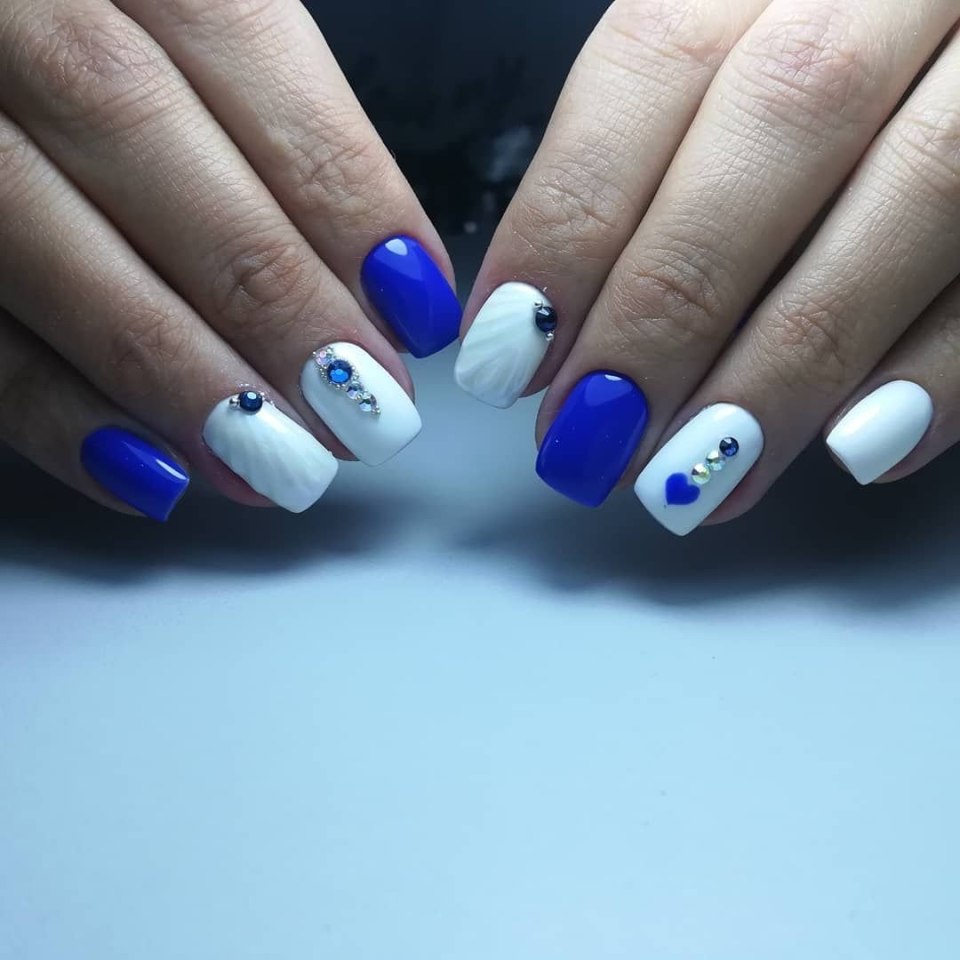 Нежный голубой маникюр с облачками