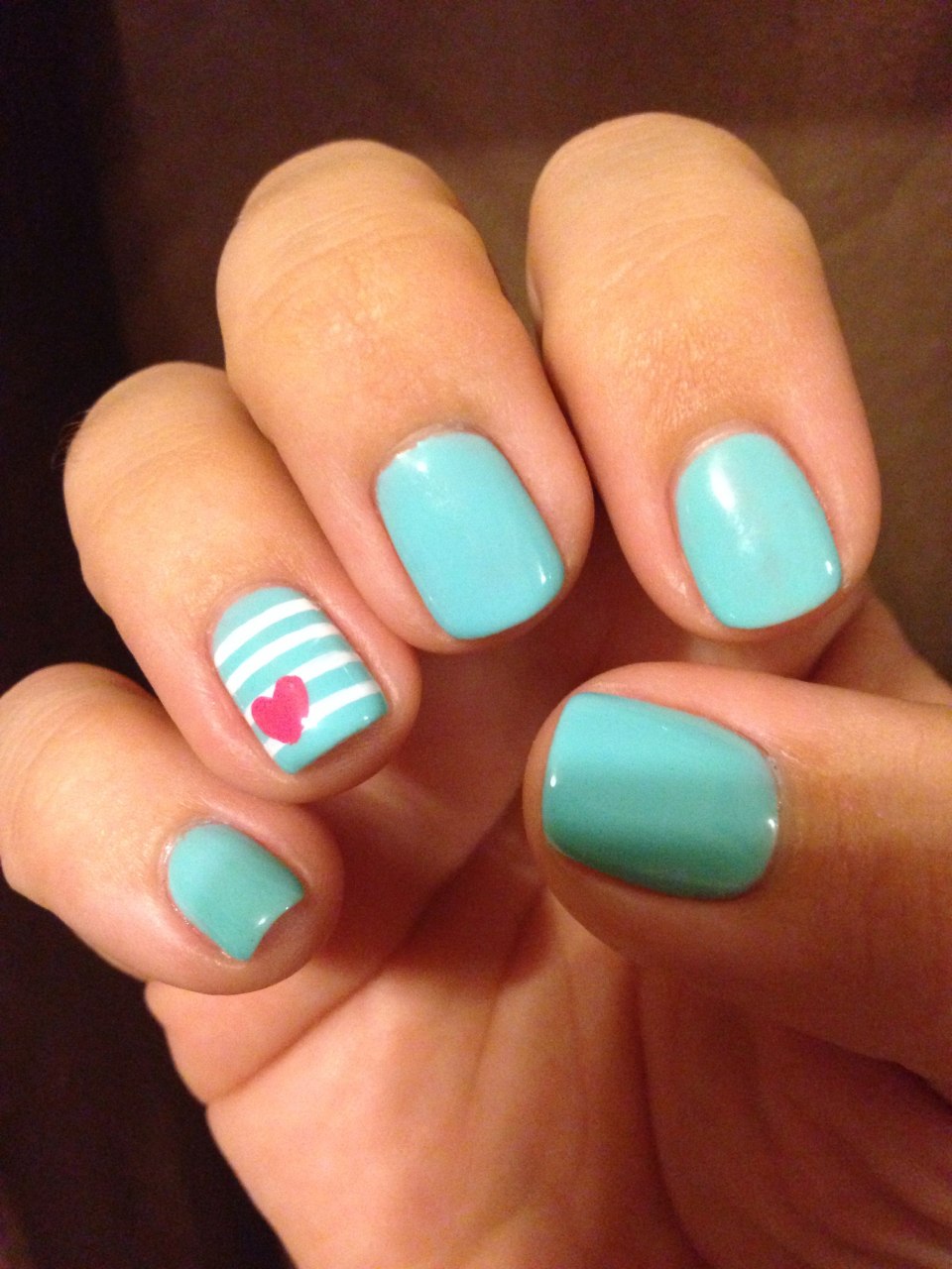 Нежно голубой маникюр с дизайном современный