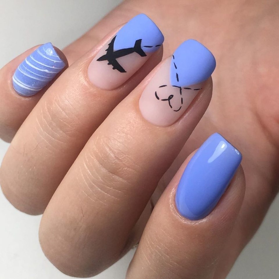 Голубой маникюр с точками