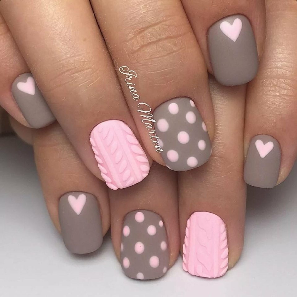 Серо-розовый маникюр на короткие ногти