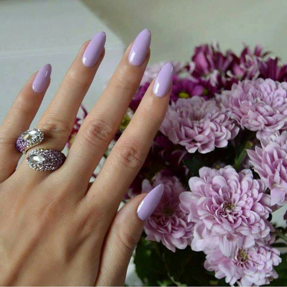 Розовые миндальные ногти