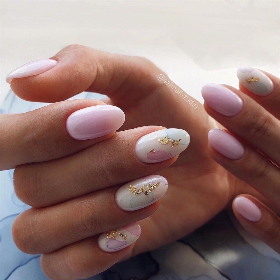 Белый овальный маникюр