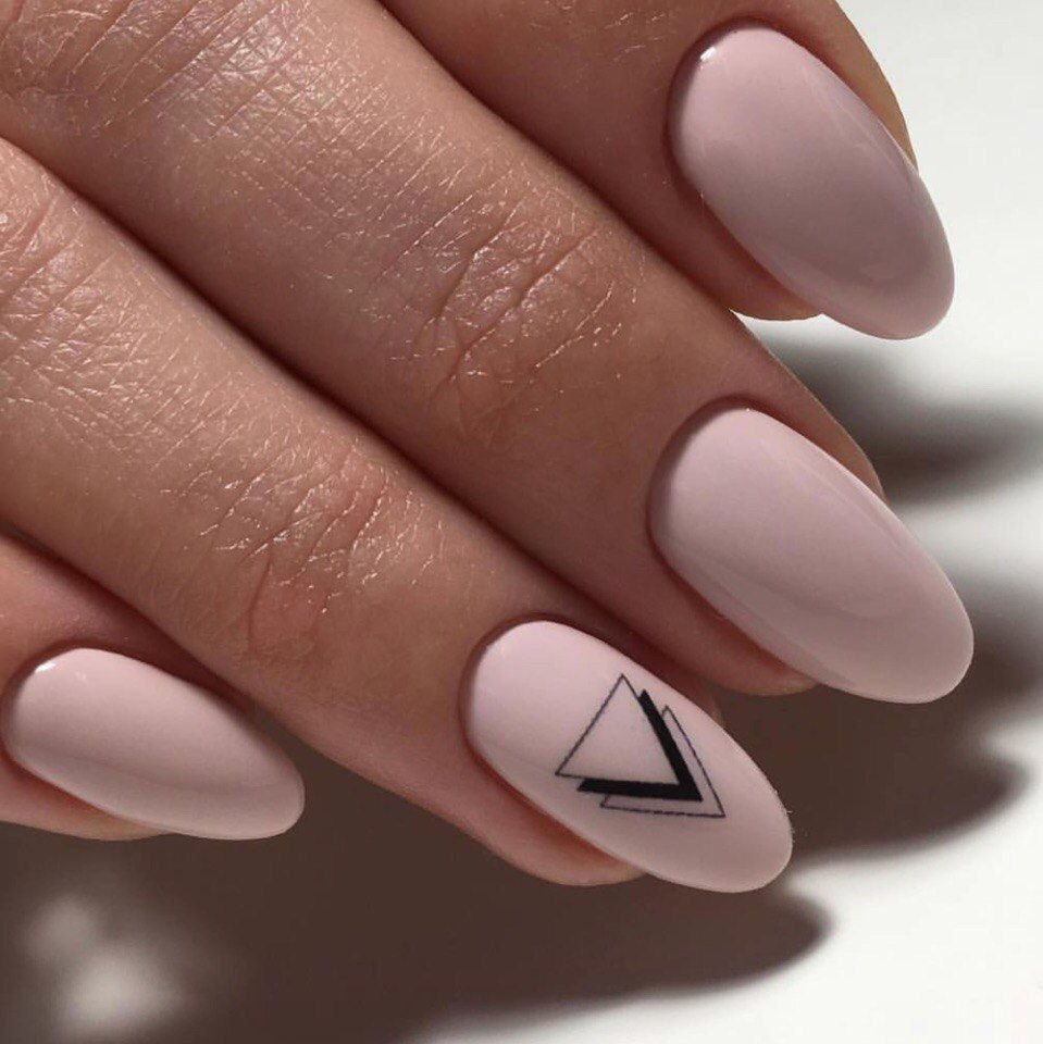 Геометрический френч на ногтях