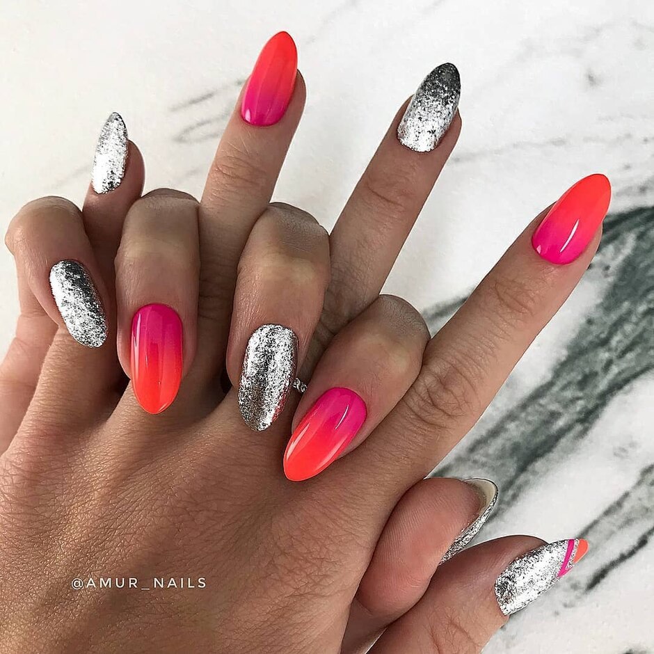 Маникюр кораллового цвета с рисунком