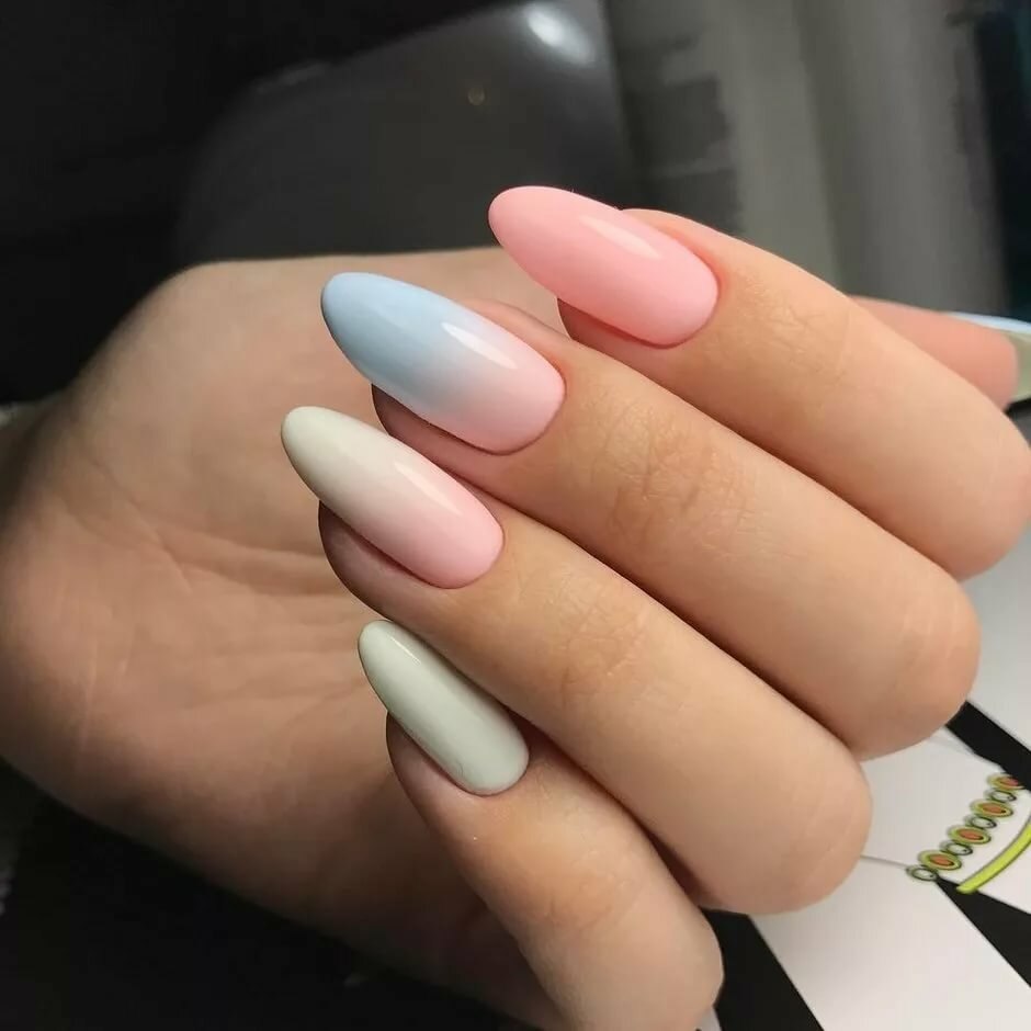 Пастельный маникюр на длинные ногти миндалевидной формы