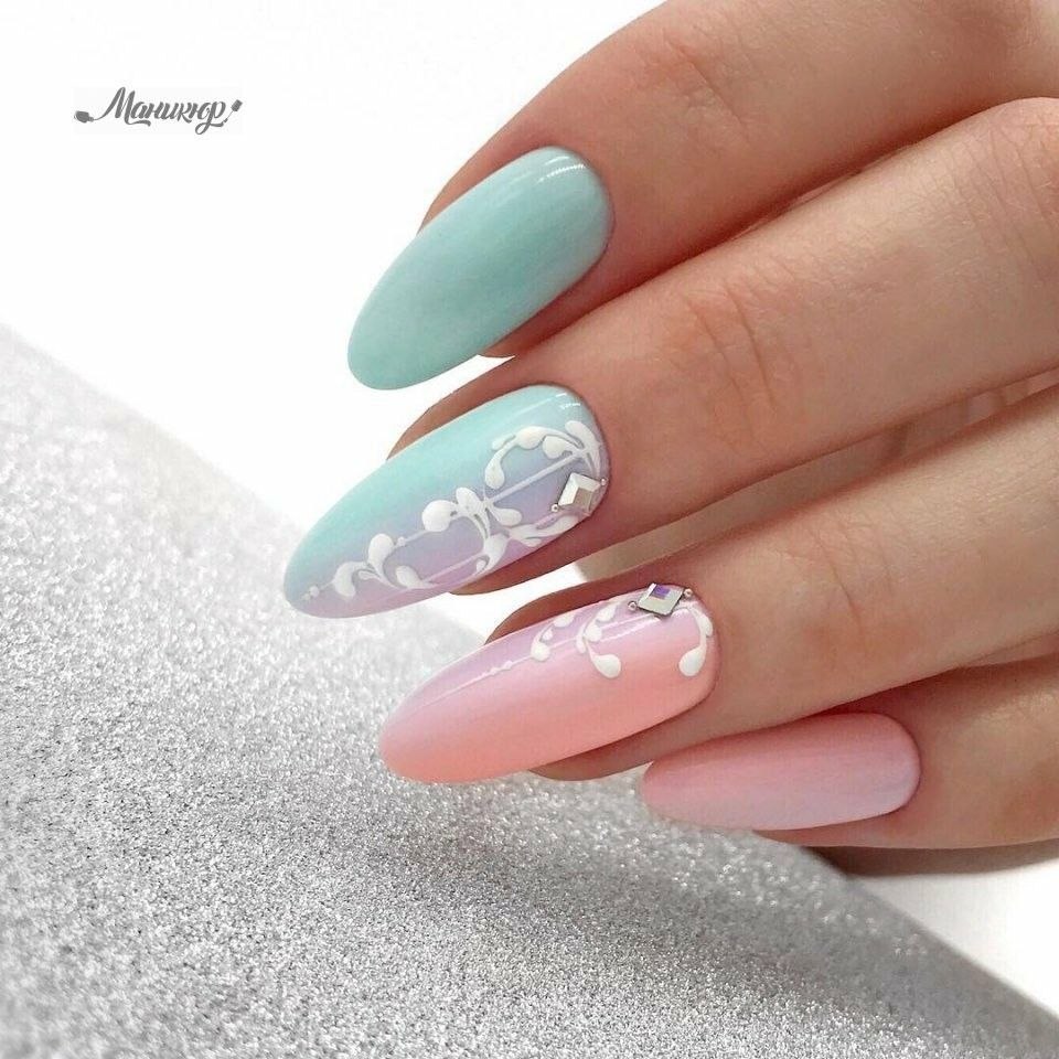 Голубые ногти миндаль градиент