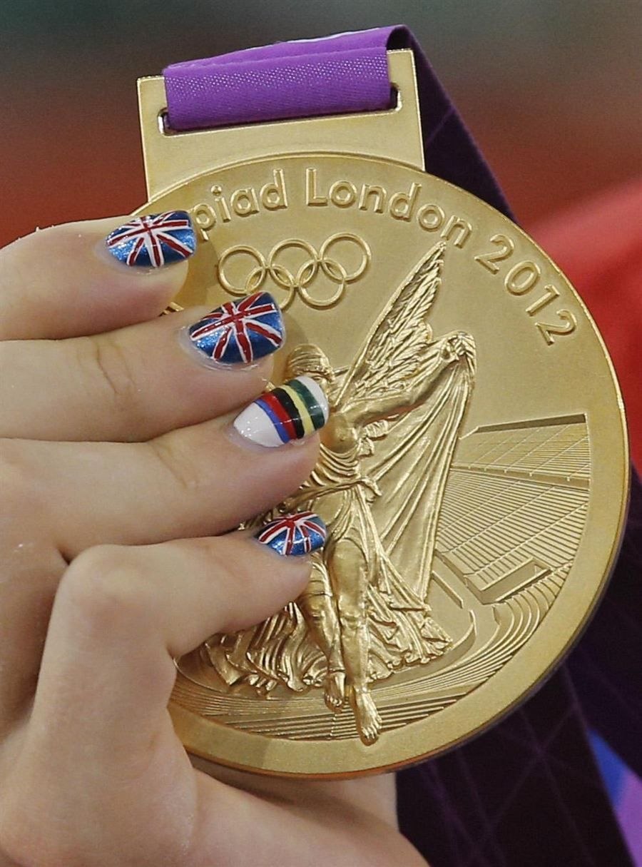 Красивый маникюр медаль