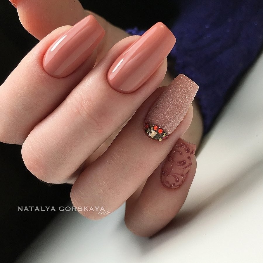 Маникюр телесного цвета матовый