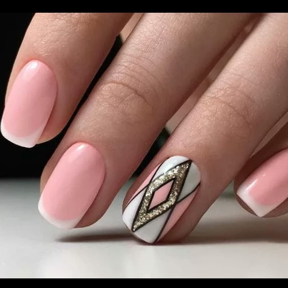 Розовый французский маникюр с геометрией