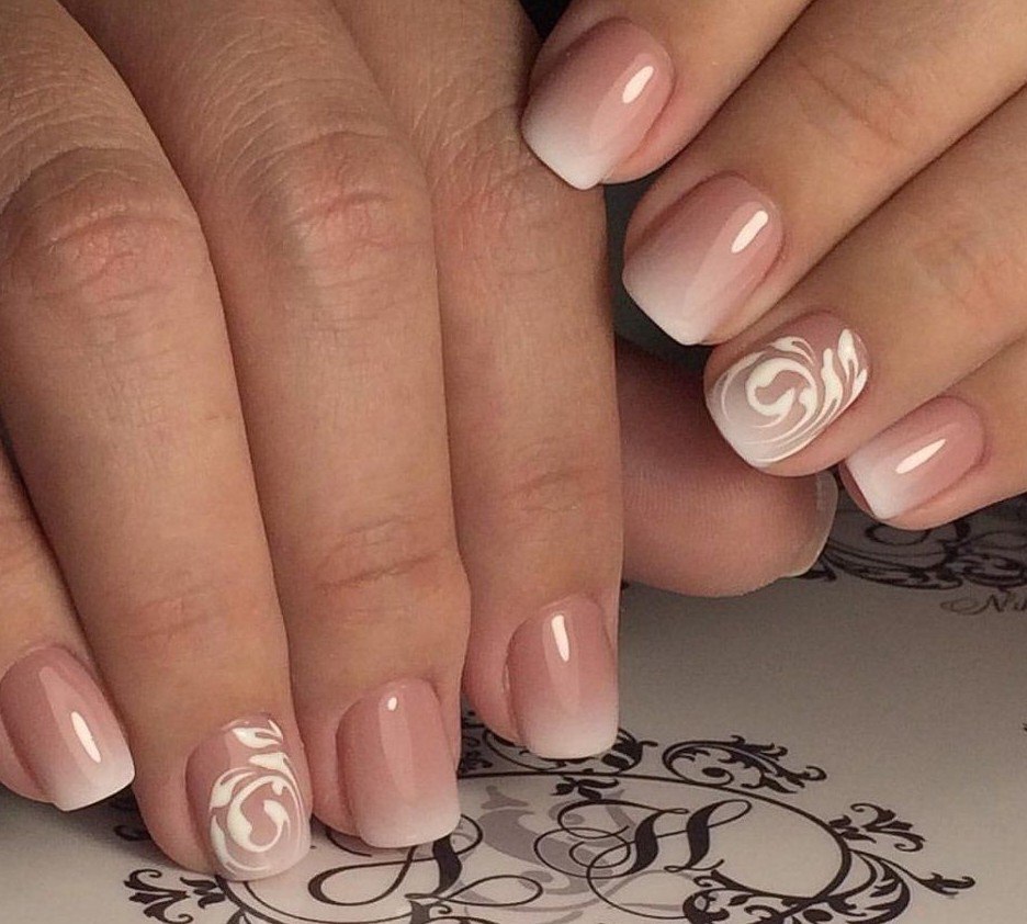 Маникюр френч бежевый с белым