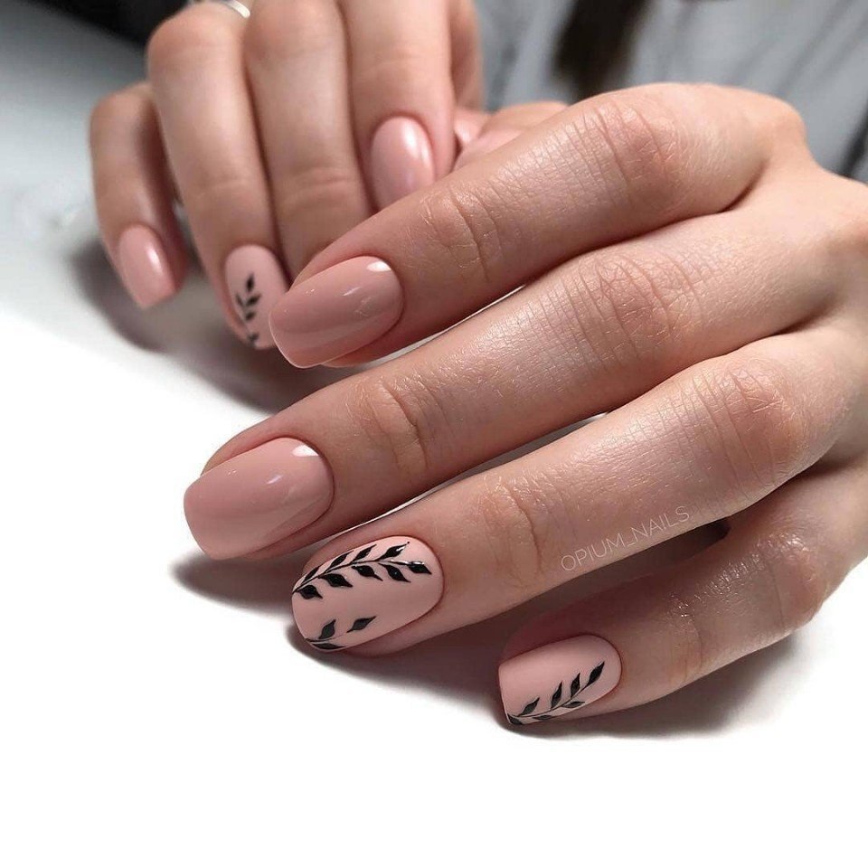 Бежевый маникюр с веточкой