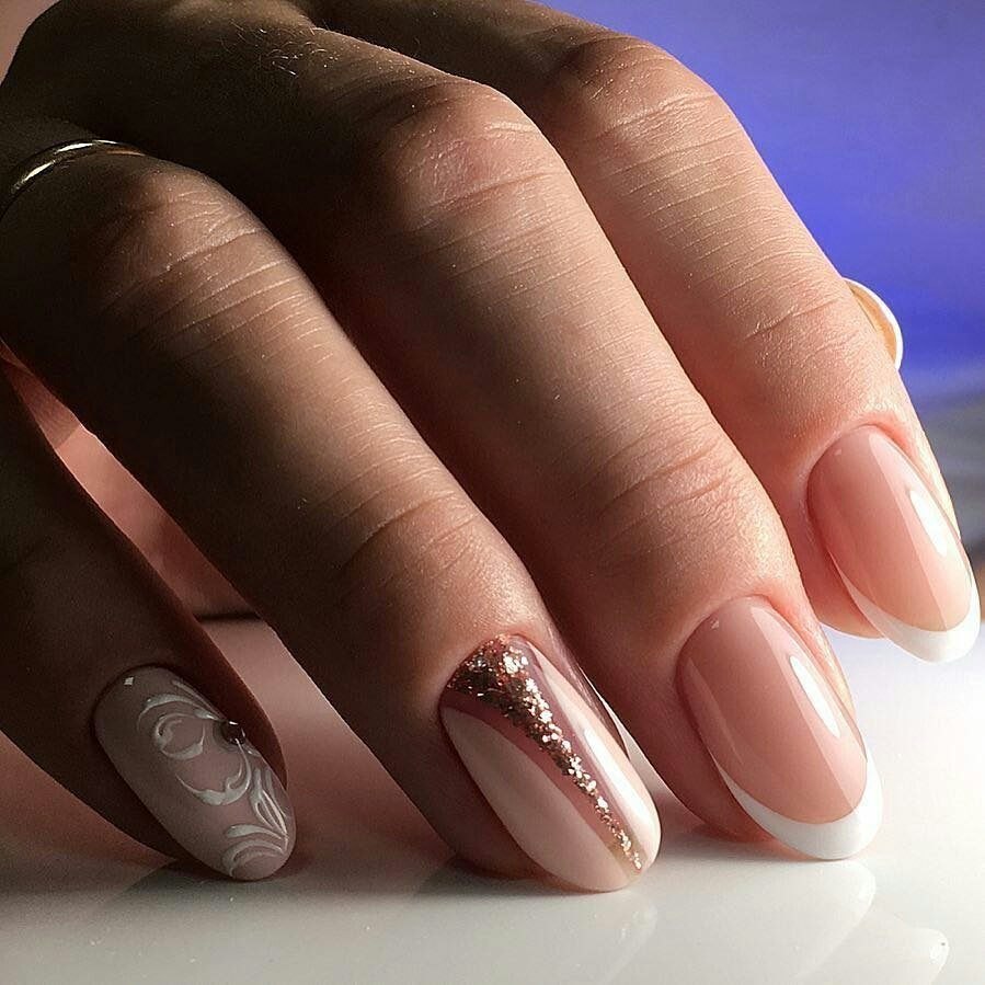 Маникюр коричневый с белым