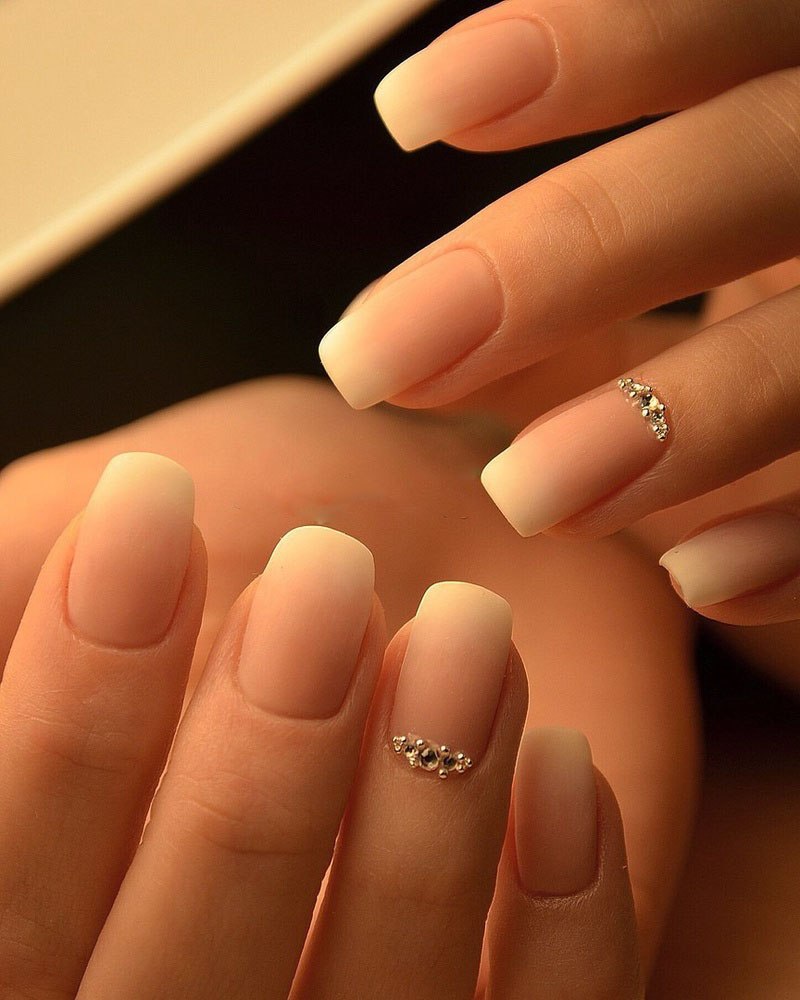 Свадебный маникюр бежевый