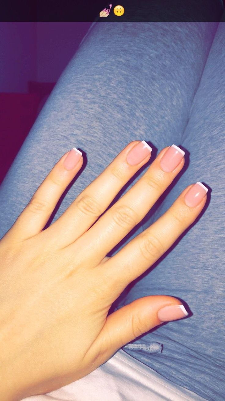 Лавандовый маникюр на коротких ногтях