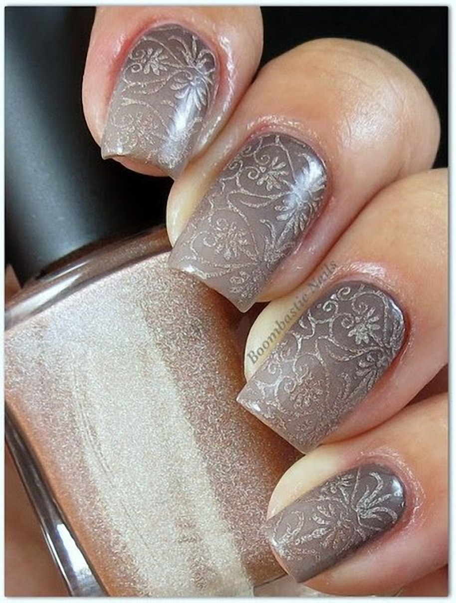 Бежевый маникюр со стемпингом