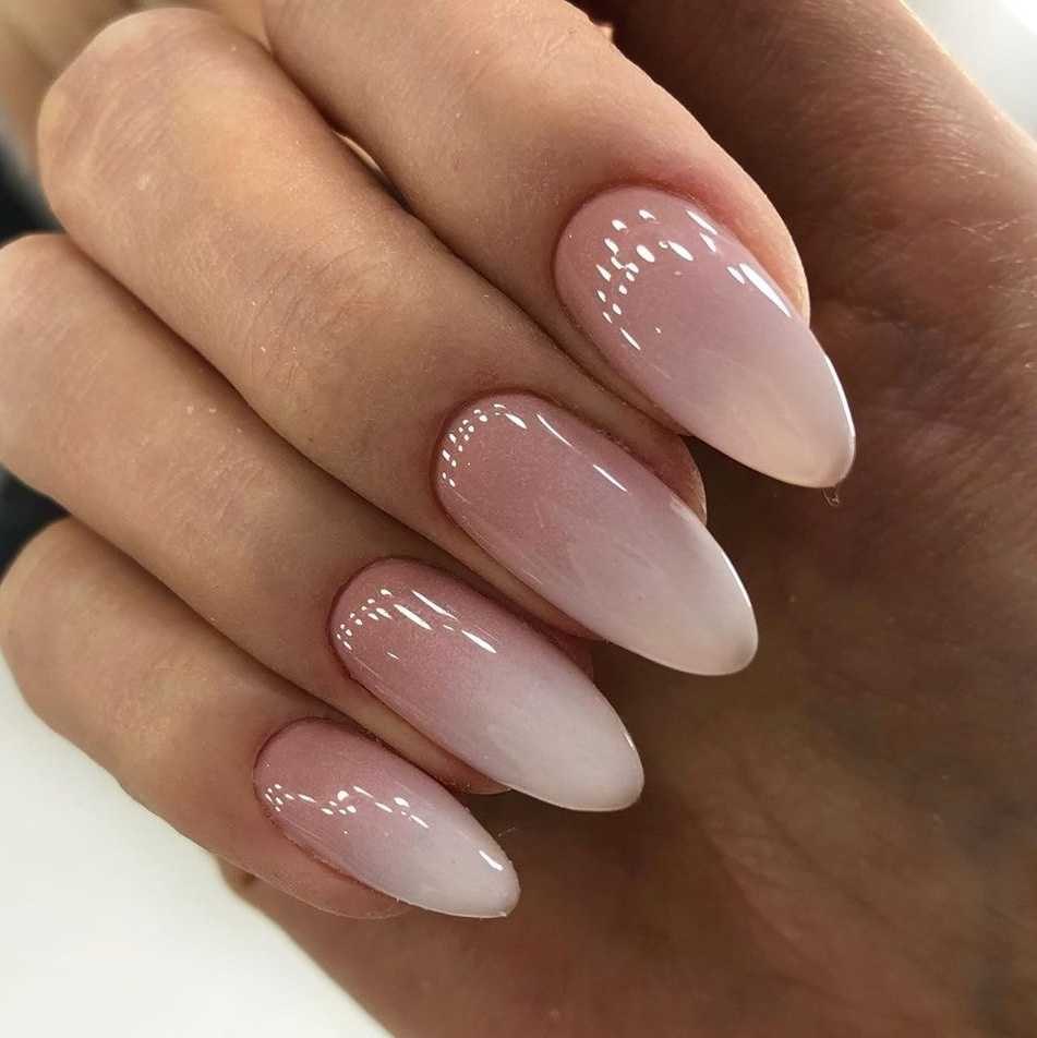 Молочный маникюр с блестками