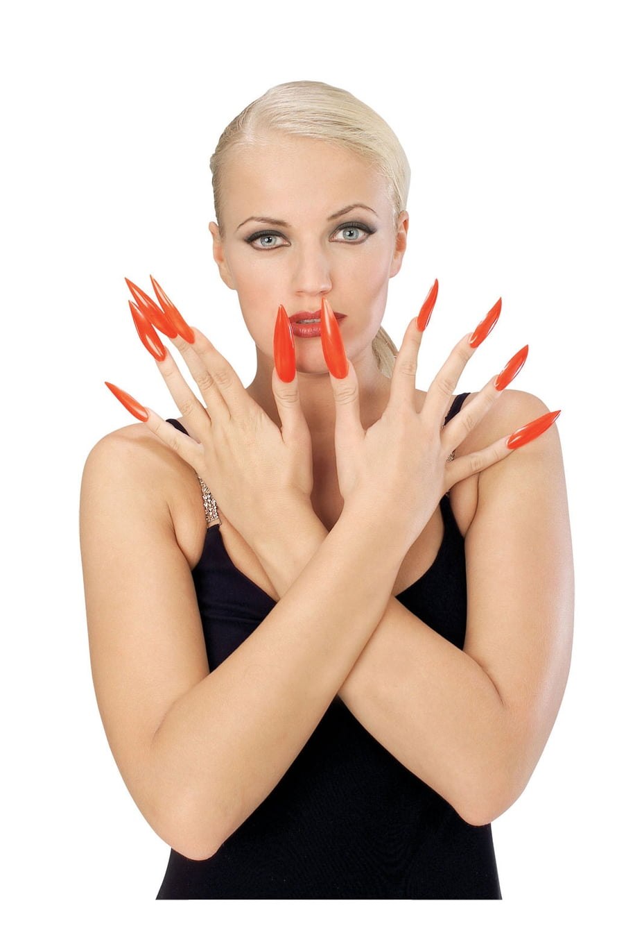 Девушка с длинными ногтями