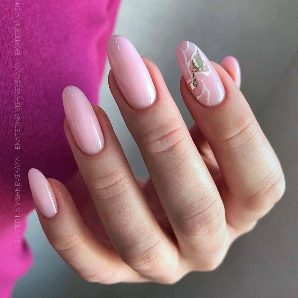 Нежный дизайн маникюра на миндалевидные ногти. Розовый маникюр на миндалевидных ногтях. Розовый френч на миндалевидных ногтях. Розовые миндальные ногти. Красивый розовый маникюр.