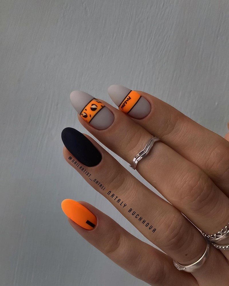 Маникюр молочный с оранжевым