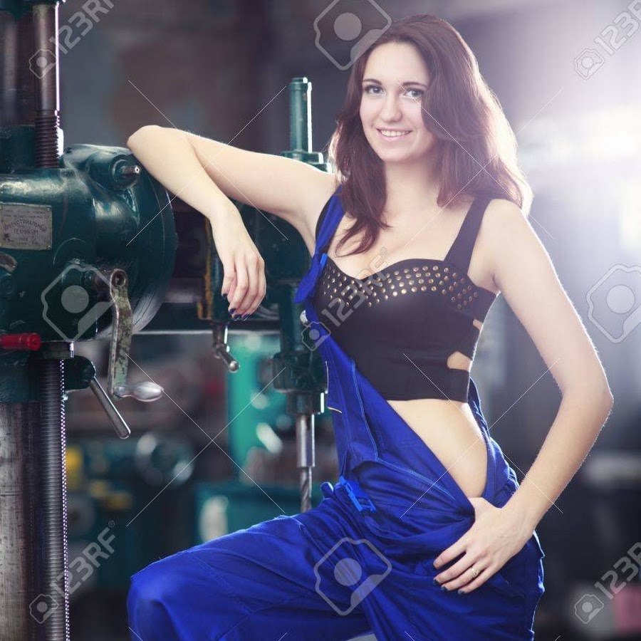 Девушка в синем рабочем комбинезоне