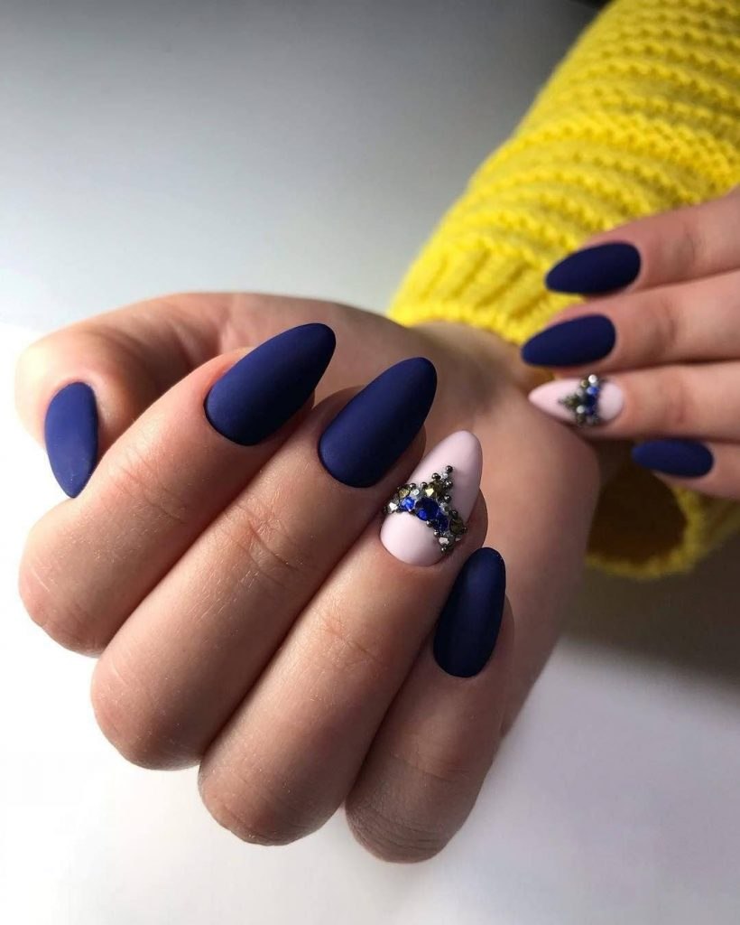 Синий маникюр 2021