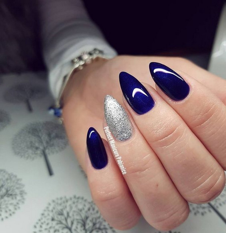 Маникюр под синее платье