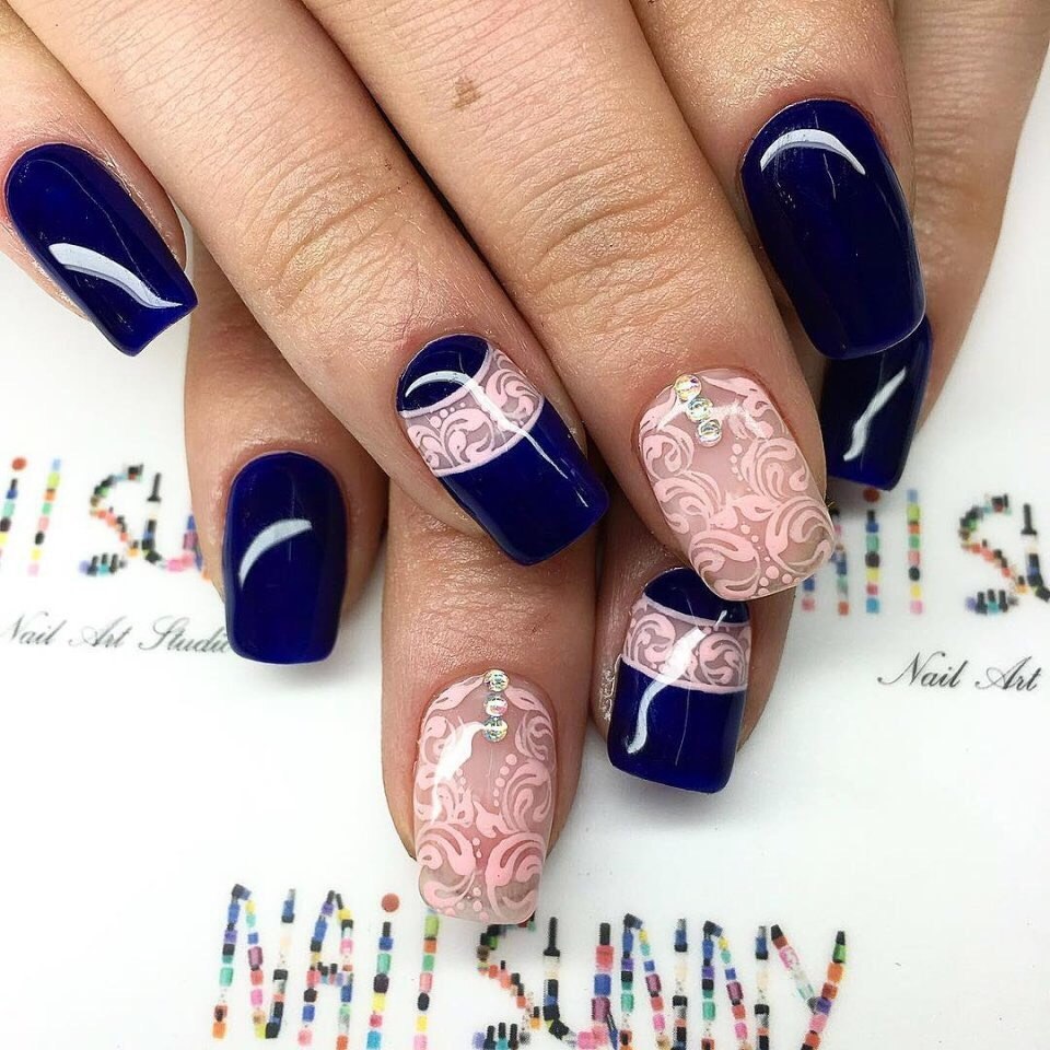 Маникюр синий с розовым