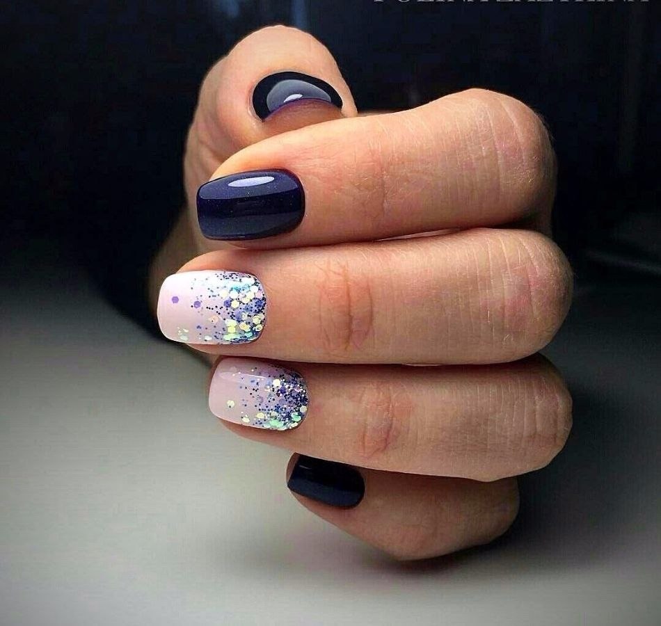 Маникюр с синим лаком