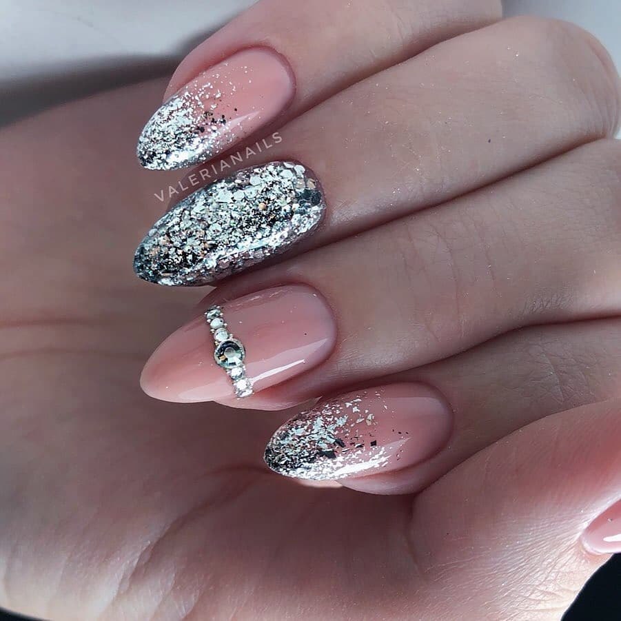 Серебряный маникюр со стразами