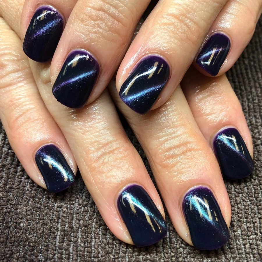 Маникюр кошачий глаз красный