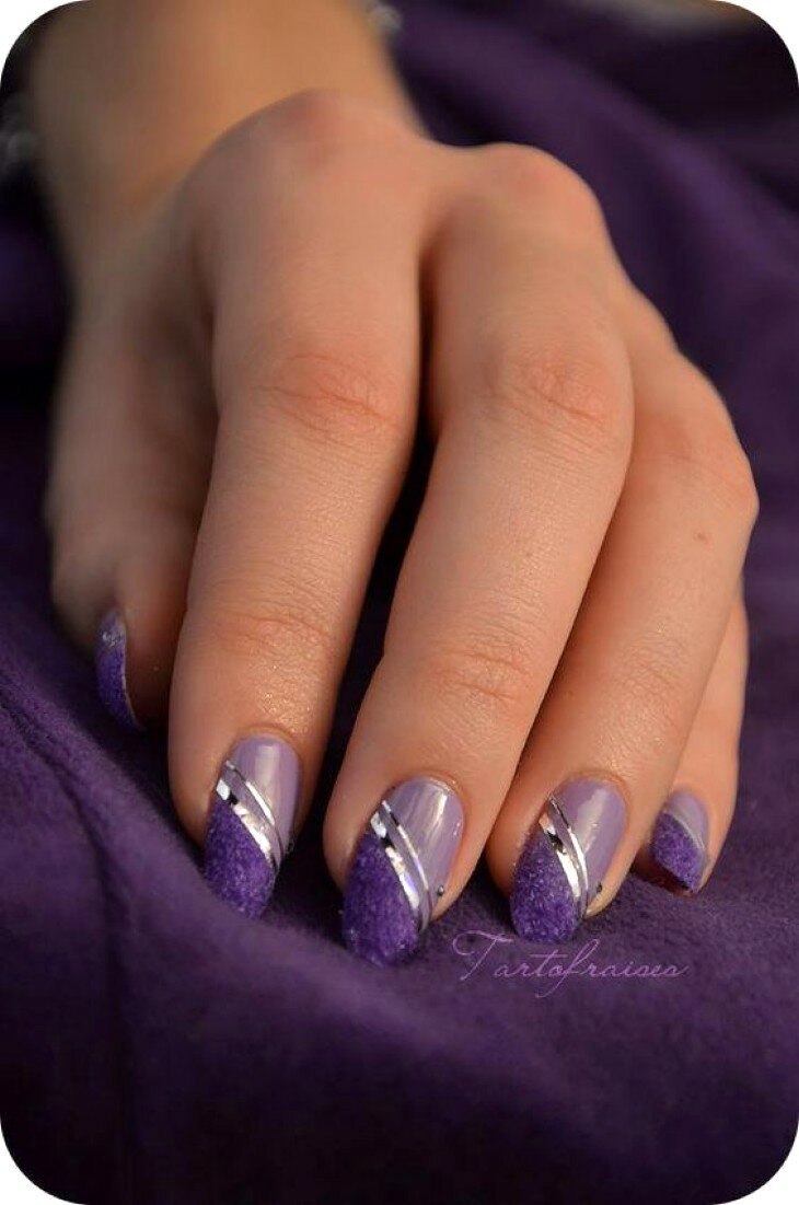 Фиолетовый маникюр с полосками
