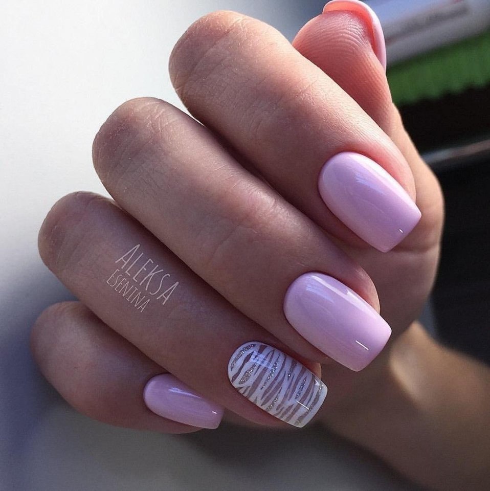 Розово сиреневый маникюр геометрич